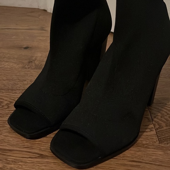 Women heeled slip on sock boots - Picture 4 of 4